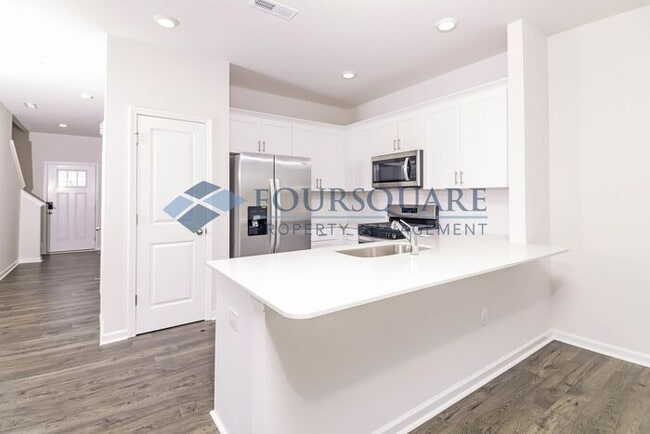 Building Photo - Spacious 3-Bed Townhome with Loft, Modern ...