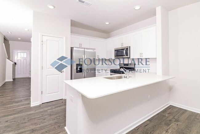Building Photo - Townhome | Back Patio | Single Car Garage|...