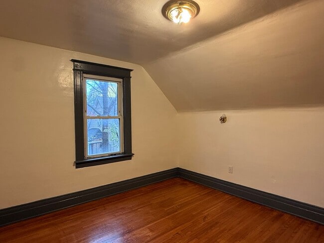 Building Photo - NICE 3 BEDROOMS WITH FULL BATH MOVE-IN READY!