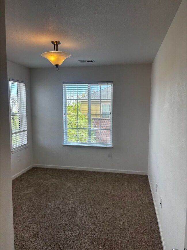 Building Photo - Available now 3bd 3.5 ba .Town home for rent located near Buckley AFB between Smokey hill and Qui...