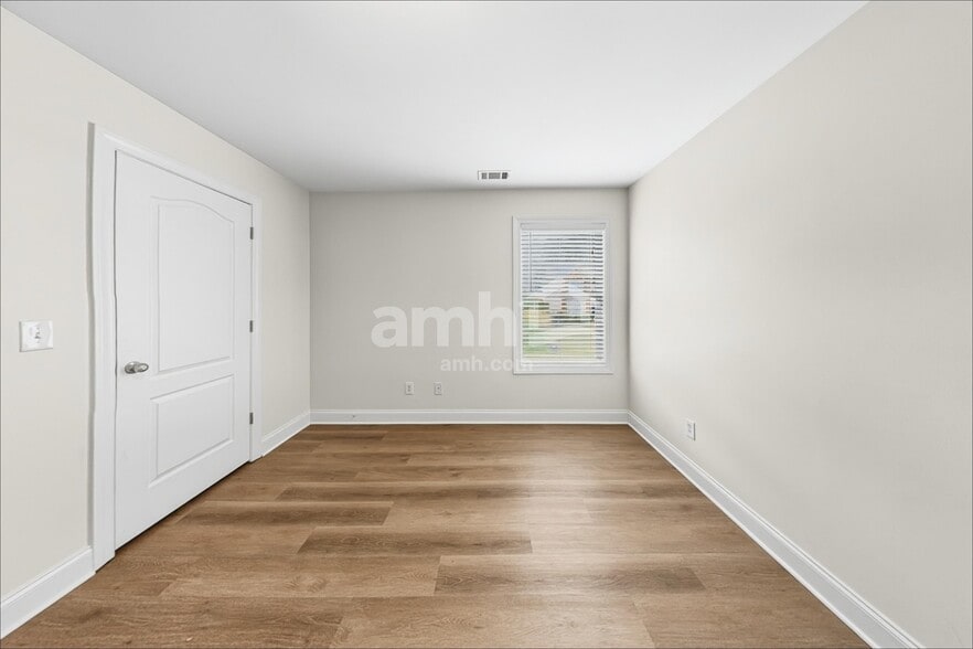 Building Photo - 5592 Lair Ln