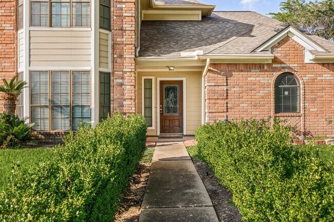 Building Photo - 15526 Cabildo Dr