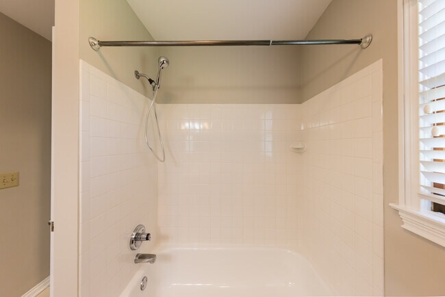 Building Photo - 5558 Parker Hill Ln