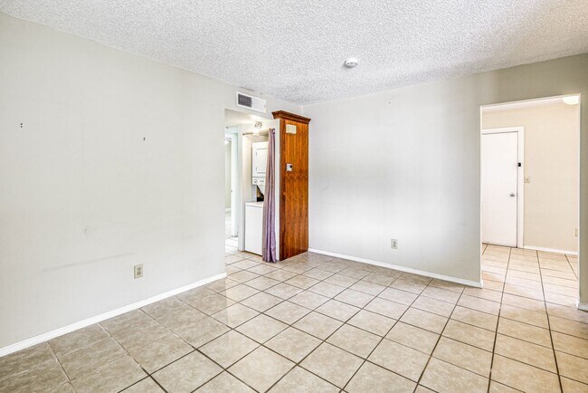 Building Photo - Beautiful 2 bed - 1 baths apartment  part of a TRIPLEX