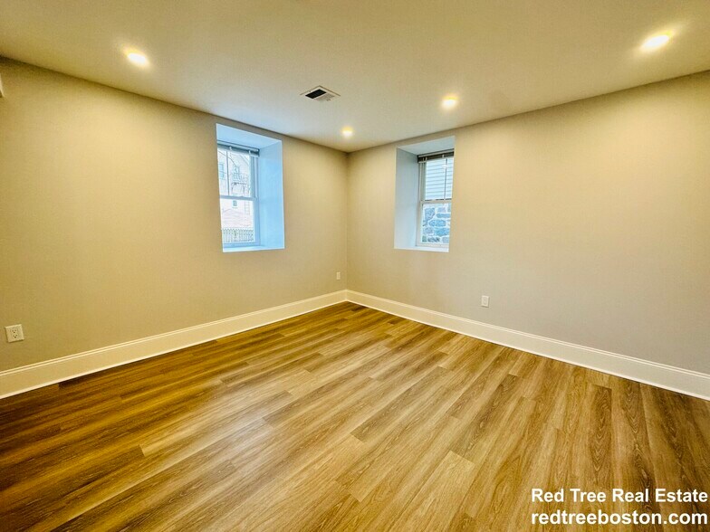 Building Photo - 100 Brooks St