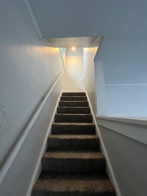 Building Photo - 230 E Victoria St