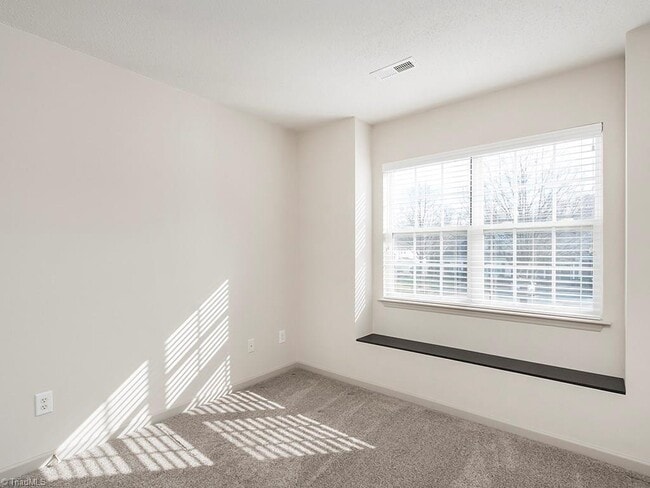 Building Photo - Immaculate Maintenance Free 3 bedroom/2.5 bath Townhouse in Rachel's Keep community off West Wend...