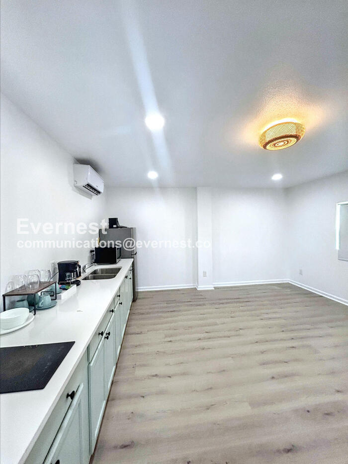 Building Photo - 1404 Rivas St