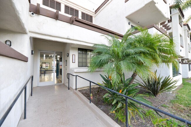 Building Photo - 3830 Avenida Del Presidente