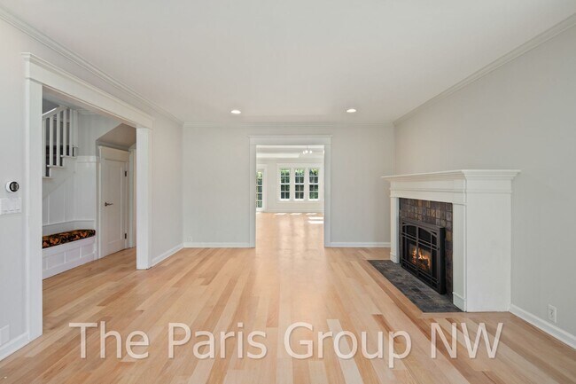 Building Photo - Exceptional Green Lake 3BR * Gorgeous In &...