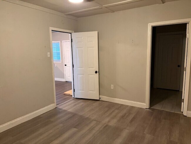 Building Photo - 5818 Glenhurst Dr