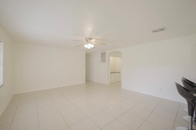 Building Photo - 9811 Mango St