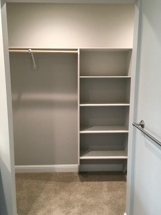 Building Photo - 4 Bedroom West Redding Townhome-  MOVE IN ...