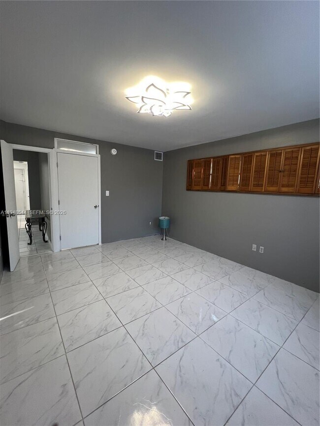 Building Photo - 1710 NE 191st St