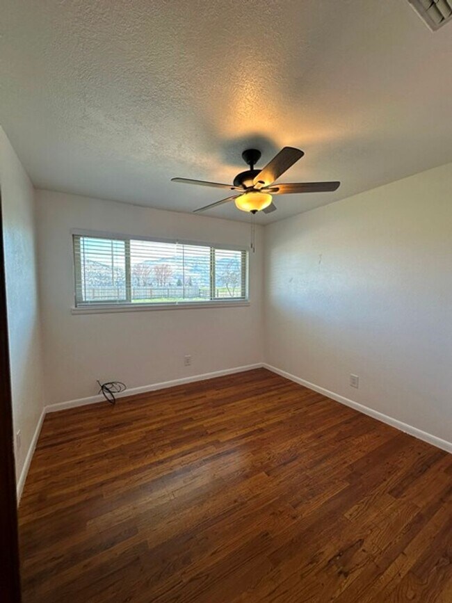 Building Photo - Updated home in Henley School District