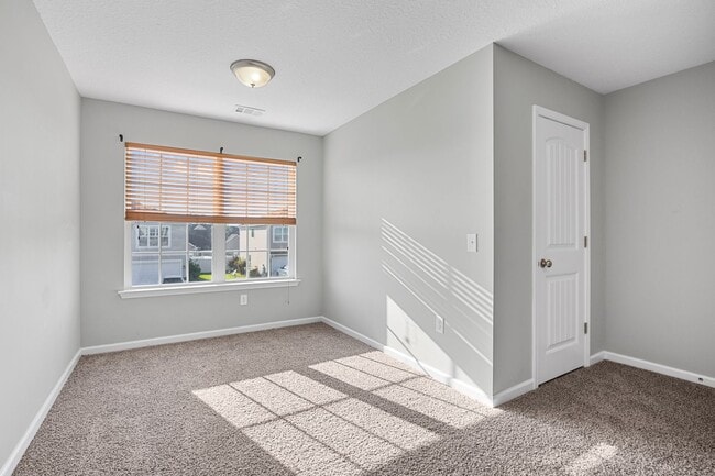 Building Photo - 5 Bedroom, 2.5 Bathroom - White Oak Subdivision - Richmond Hill