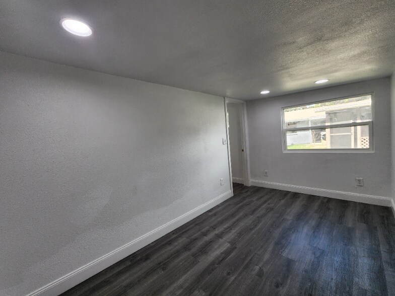 Building Photo - 2710 Marshall Dr