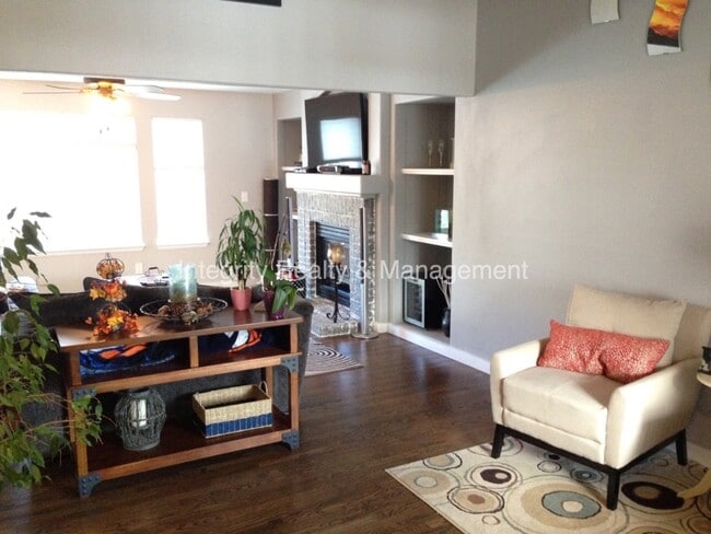 Building Photo - 305 Dunhill St