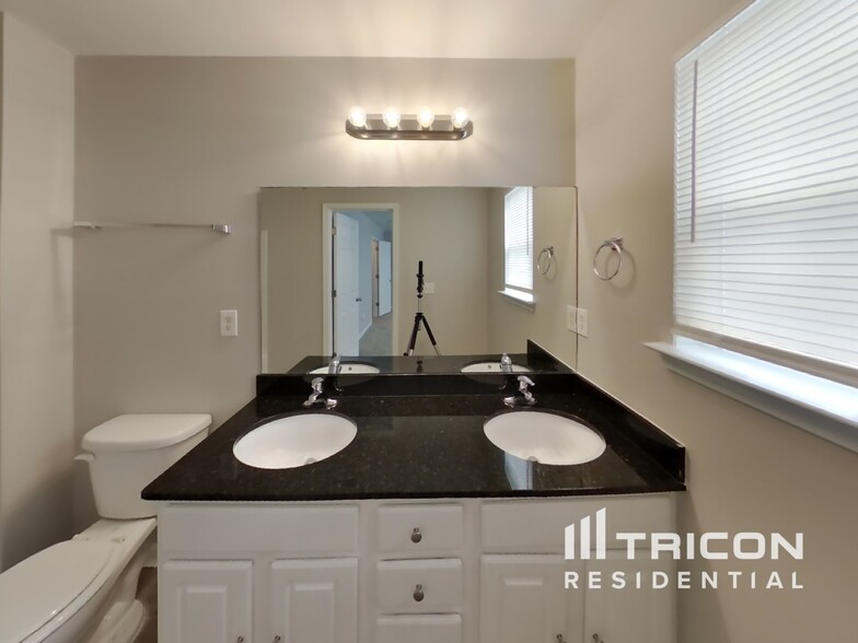 Building Photo - 123 Bruin Dr