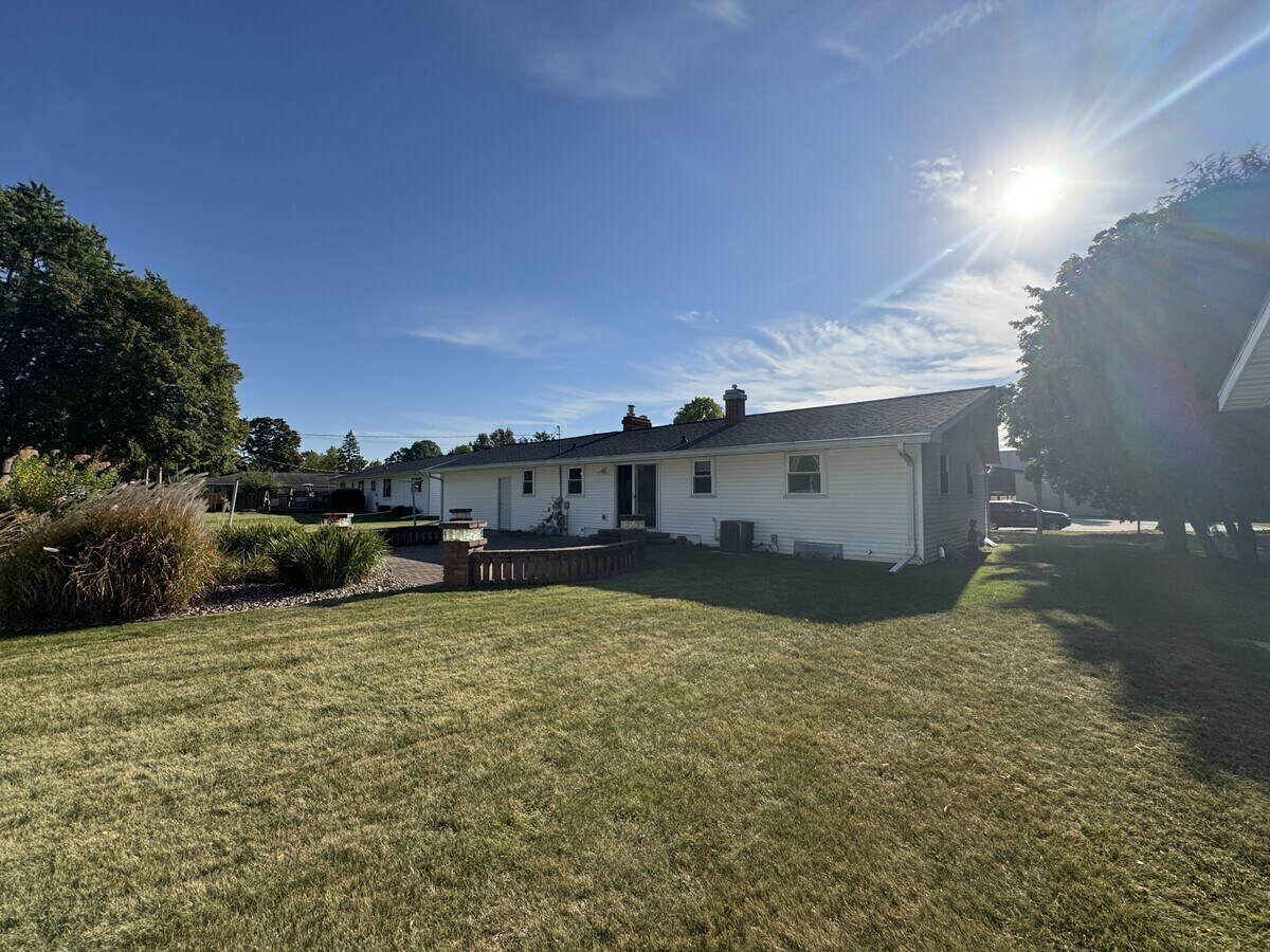 Building Photo - 1798 Chateau Dr