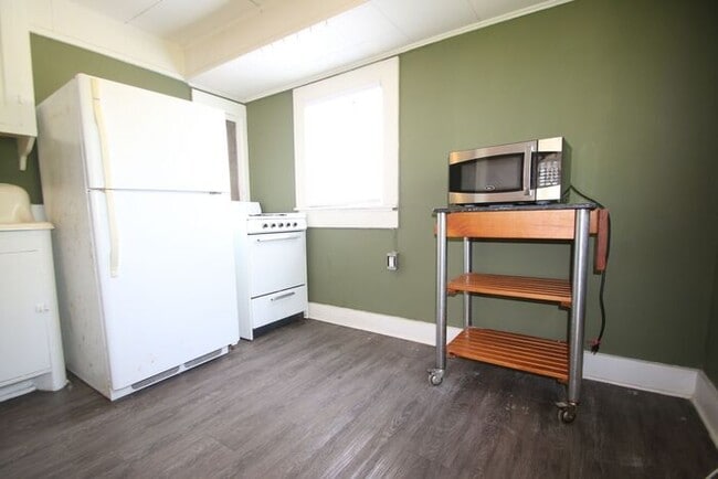 Building Photo - Simply the BEST! Adorable 1 Bedroom/1 Bath...