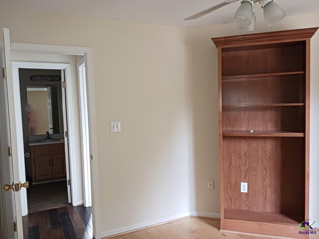 Building Photo - 732 Gateway Dr