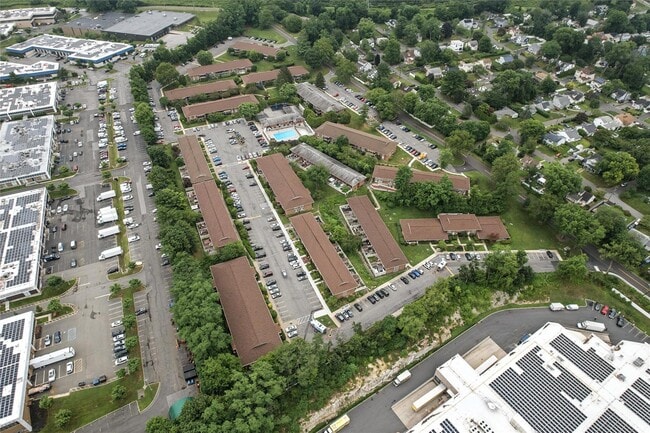 Building Photo - 1616 Old Country Rd