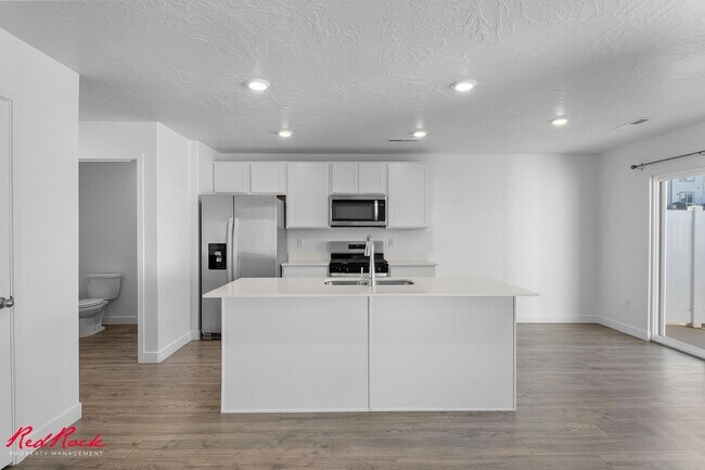 Building Photo - Beautiful 3 Bed Townhome with Amazing Amenities! 6 Month Lease