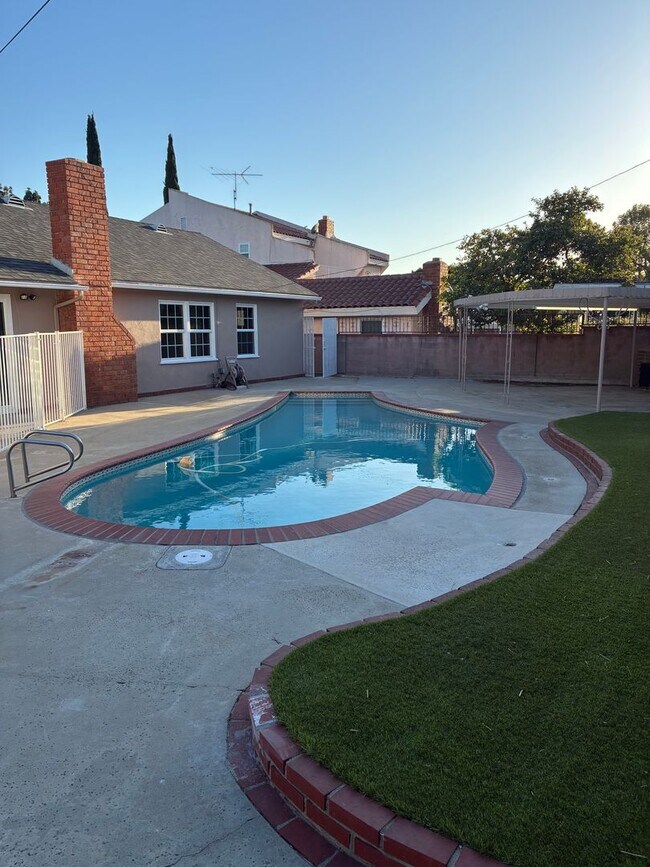 Building Photo - Beautiful 4 bed 3 bathroom