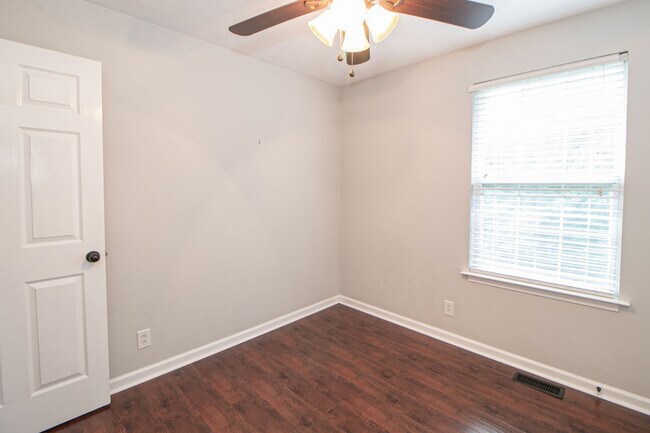 Building Photo - 570 Somerset Ln