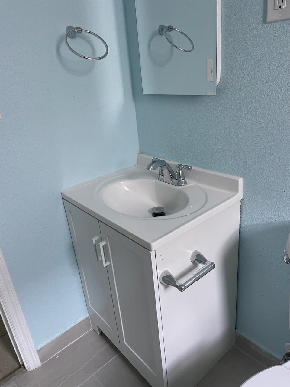 Vanity - 2736 Hamilton Cir