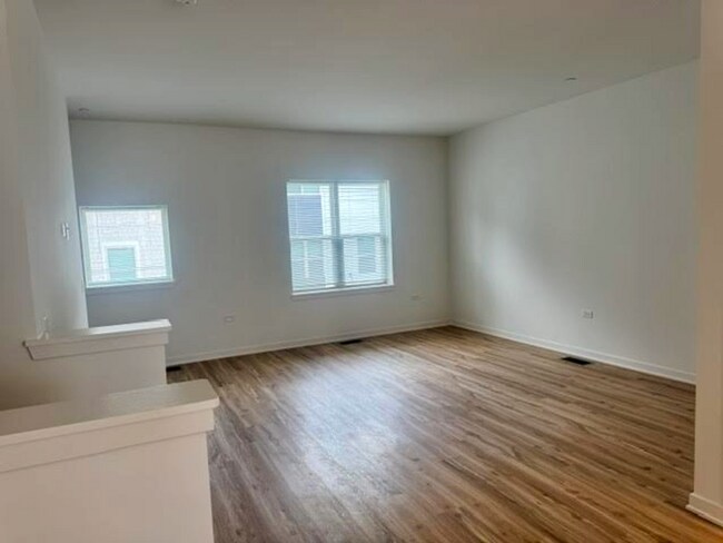 Building Photo - New Construction 3BR/2.5BA Townhome with Attached Garage in Oak Forest, Make your move less expen...