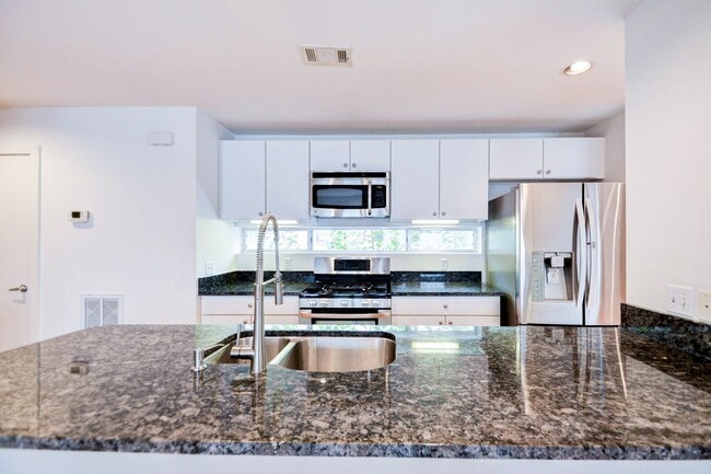 Building Photo - Open Floorplan 3-story Townhome in Midtown!