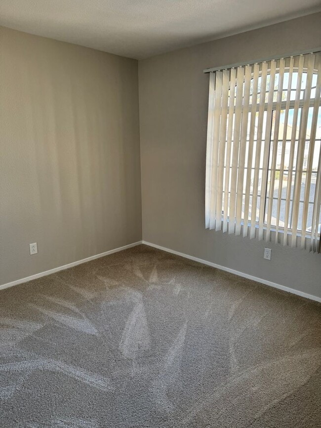 Building Photo - Transformed Townhome