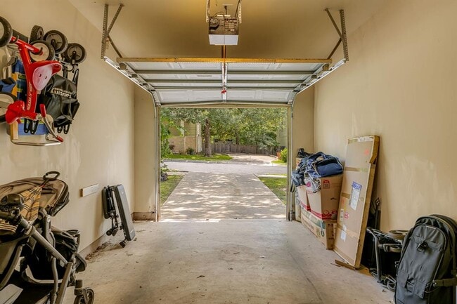 Building Photo - 1821 Village Oak Ct