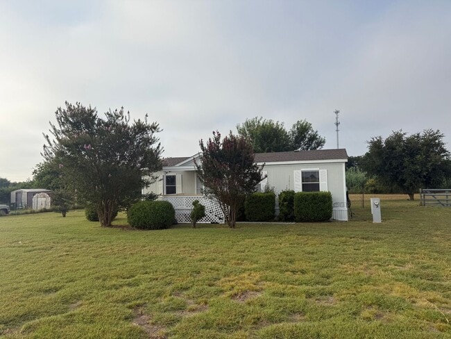 Building Photo - Charming 3 bed 2 bath on 1 acre lot