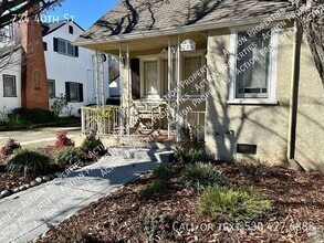 Building Photo - Absolutely charming East Sacramento home w...