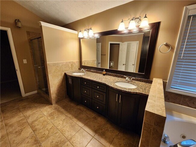 Building Photo - 350 Saddle Bridge Dr