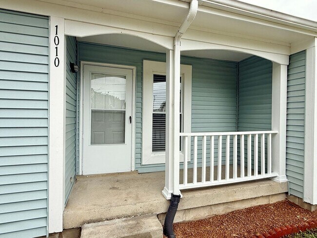 Building Photo - WOW! 2 Bedroom 2 Bath in Hermitage with Deck & Great Back Yard - Available June 1!