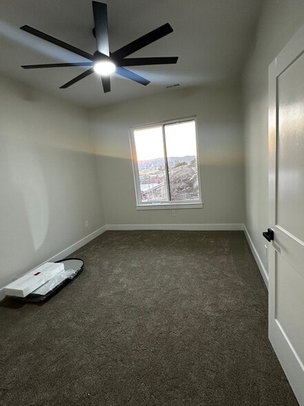 Building Photo - 789 Country Ln
