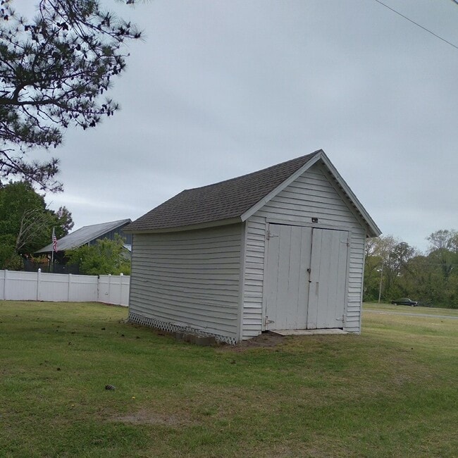 Building Photo - 28414 Woodland Ave