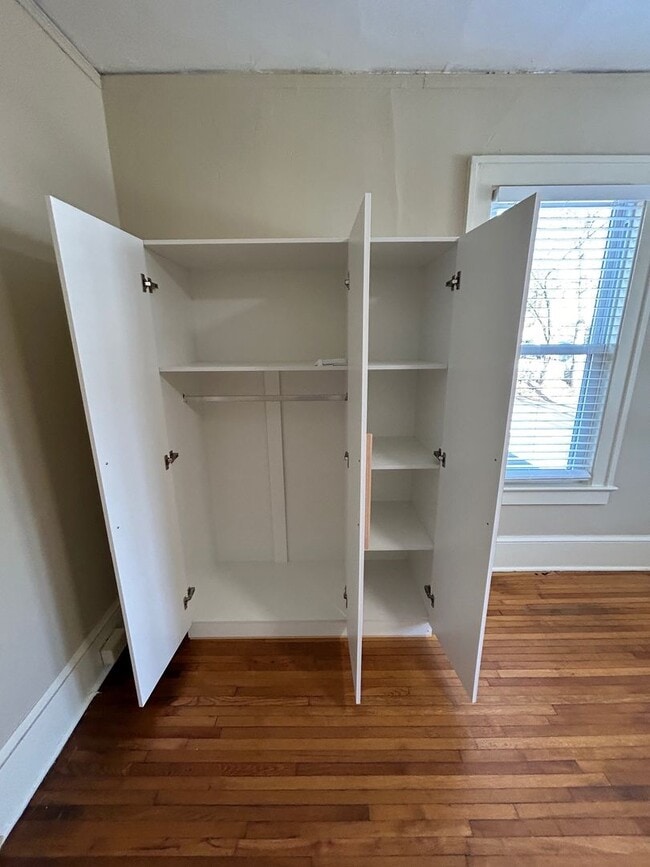 Building Photo - Central - Beautifully Restored and Updated Apartment