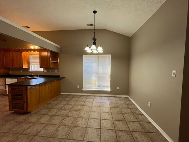 Building Photo - Renovated 2 Bedroom 2 Bath Home with 2 Car Garage!!