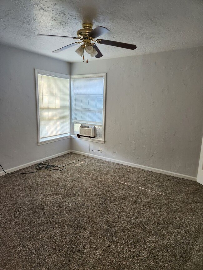 Building Photo - HUD ACCEPTED!! Adorable updated 2bedroom 1...