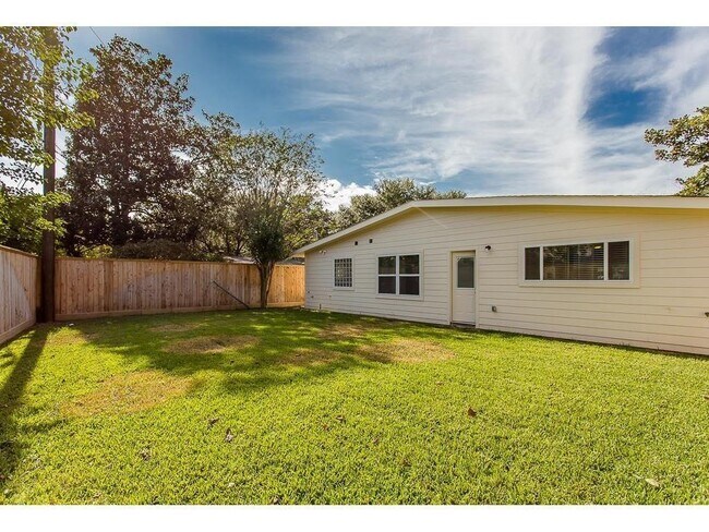 Building Photo - 7413 Albacore Dr