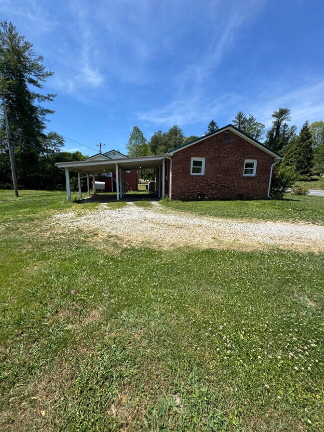 Building Photo - "Charming 3-Bedroom Retreat in Hendersonville - Cozy 1314 Sq Ft Home Awaits!"
