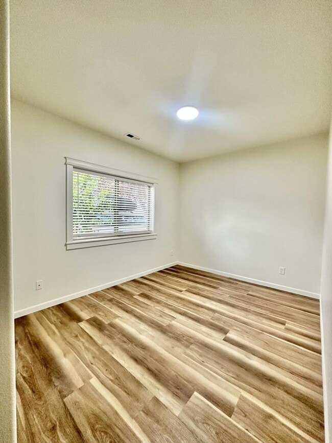 Building Photo - Cute little gated community 3 bed 2.5 bath...