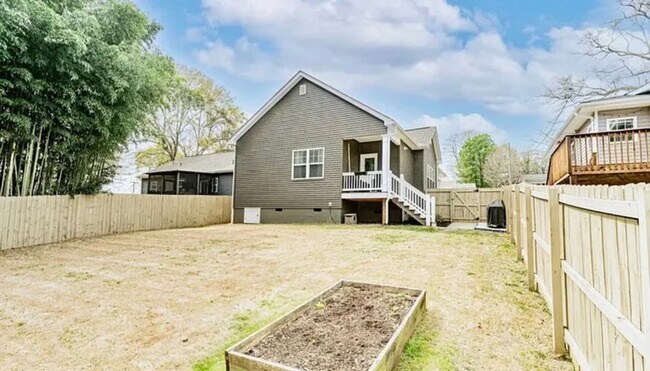 Building Photo - Beautiful 3/2 Available June 1st!