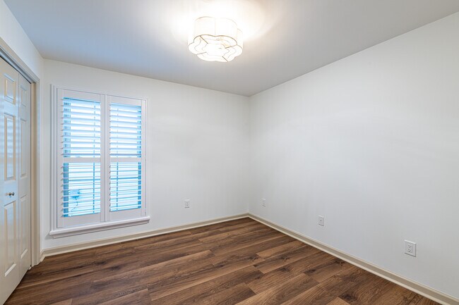 Building Photo - 632 Applegate Ln