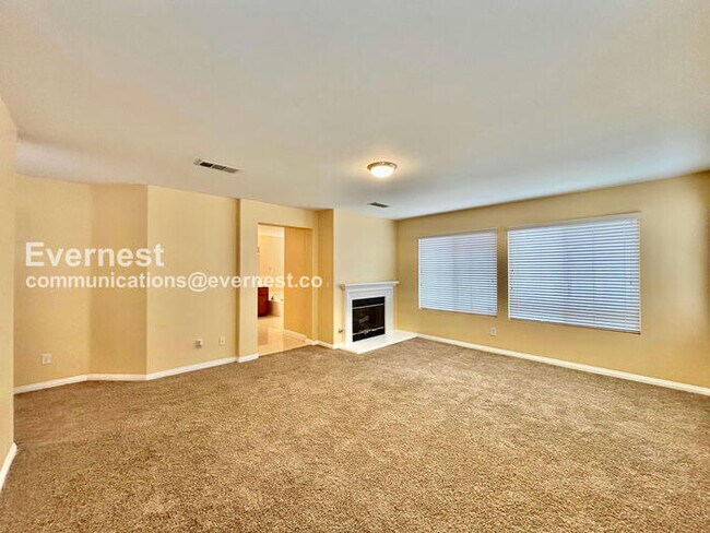 Building Photo - 5 Bed/3.5 Bath Home with Garage / Vouchers Accepted / Available Now!